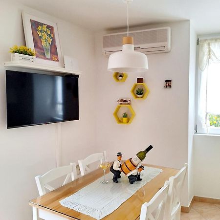Apartment Megi In Supetar Historical Core Exterior foto